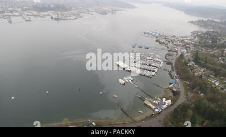 Un arc-en-ciel sheen est vu de l'air au cours d'un survol, effectué par une Garde côtière Air Station Port Angeles, équipage sur le Port Orchard Yacht Club, à Port Orchard, Washington, le 20 mars 2016. Un incendie a détruit ou endommagé 10 structures boathouse et coulé six bateaux de plaisance dans le port de plaisance, qui a créé l'éclat. (U.S. Photo de la Garde côtière Station Air Port Angeles) Banque D'Images