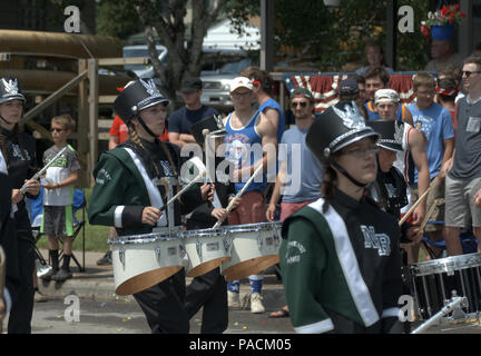 Un high school marching band participe à un défilé du 4 juillet à Ely, Minnesota Banque D'Images