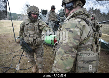 Troopers affecté à la batterie d'artillerie Archer, de l'Escadron, 2e régiment de cavalerie, l'exploitation d'un obusier M777 au cours de l'Escadron, des activités de coopération de systèmes d'artillerie de la 7e armée multinationale interarmées du Commandement de l'aire d'entraînement Grafenwoehr Allemagne, 16 mars 2016. L'objectif de cet événement était de mener des opérations de partenariat avec l'allemand et les unités d'artillerie de l'armée américaine tout en permettant à chaque nation de soldats à l'expérience et la cohésion de la coopérative formation multinationale. (U.S. Photo de l'armée par Visual Spécialiste de l'information, Gertrud Zach/libérés) Banque D'Images