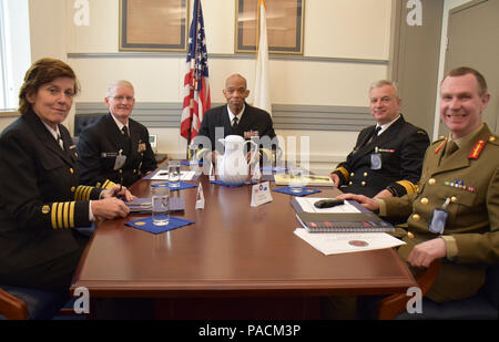 Juge-avocat général de la Marine Vice Adm. James Crawford a rencontré ses homologues de la Force de défense australienne, arrière Adm. Michael Slattery et le général Ian Westwood au Pentagone pour une discussion a porté sur la justice militaire. Banque D'Images