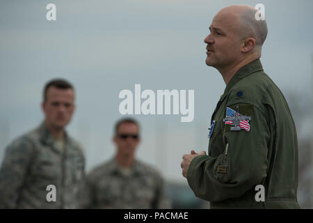 Le Lieutenant-colonel de l'US Air Force Bryan France, 74e Escadron de chasse de l'expéditionnaire, commandant d'un vol droit, adresses de l'appui aux missions d'aviateurs affectés à son escadron durant la 74 e du déploiement de l'EFS à l'appui de l'opération Atlantic résoudre à Graf Ignatievo, Bulgarie, le 16 mars 2016. La France a souligné le rôle que chacun a joué dans l'Aviateur de l'escadron de déploiement de six mois en Europe de l'Est qui couplé l'escadron par partenaire et forces aériennes alliées de 14 pays. (U.S. Photo de l'Armée de l'air par le sergent. Joe W. McFadden/libérés) Banque D'Images