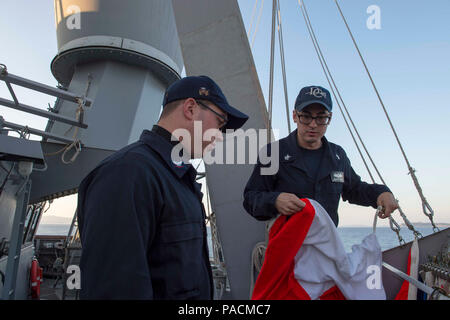 160319-N-TC720-041 MER ADRIATIQUE (19 mars 2016) Spécialiste des opérations 1re classe William Trent, de Wichita Falls, Texas, spécialiste des opérations des trains 3 Classe Matthew McKeever, de Jersey City, N.J., sur les drapeaux du navire, à bord de l'USS Donald Cook (DDG 75) Mars 19, 2016. Donald Cook, une classe Arleigh Burke destroyer lance-missiles déployés avant, à Rota, Espagne effectue une patrouille de routine dans le domaine de la flotte des États-Unis 6e des opérations à l'appui des intérêts de sécurité nationale des États-Unis en Europe. (U.S. Photo par marine Spécialiste de la communication de masse 2e classe Mat Murch/libérés) Banque D'Images