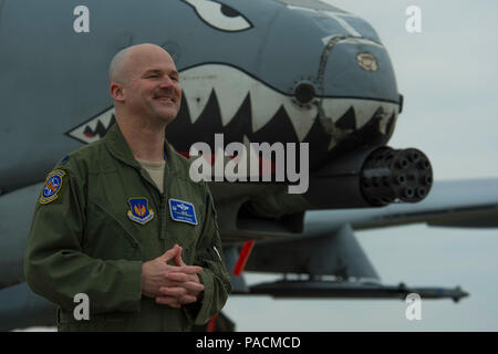 Le Lieutenant-colonel de l'US Air Force Bryan France, 74e Escadron de chasse de l'expéditionnaire, commandant parle lors d'une entrevue avec les médias à côté d'une U.S. Air Force A-10 Thunderbolt II au cours de la 74e du déploiement de l'EFS à l'appui de l'opération Atlantic résoudre à Graf Ignatievo, Bulgarie, le 16 mars 2016. Environ 350 aviateurs de Moody Air Force Base, en Géorgie, et la base aérienne de Spangdahlem, en Allemagne, déployée pour six mois pour former aux côtés des alliés de l'OTAN pour renforcer l'interopérabilité et de démontrer l'engagement américain pour la sécurité et la stabilité de l'Europe. (U.S. Photo de l'Armée de l'air par le sergent. Joe W. McFadden/libérés) Banque D'Images