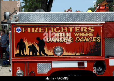 Hummer camion de pompiers au défilé Banque D'Images