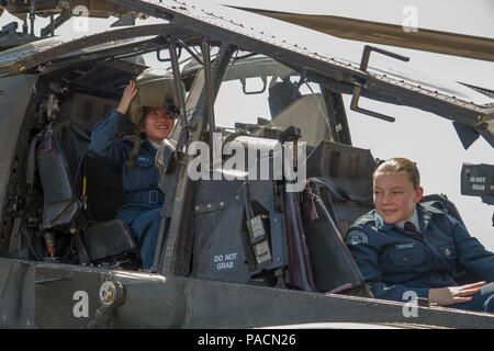 Les cadets de la 180e Escadron des Cadets de l'air, s'asseoir dans un hélicoptère Apache AH-64D au cours d'une visite sur Hunter Army Airfield 15 mars. Les cadets ont eu la possibilité de monter dans des hélicoptères et différents d' la base d'une semaine dans le cadre de leur expérience culturelle militaire entre les deux alliés. (Photo de la CPS. Scott Lindblom) Banque D'Images