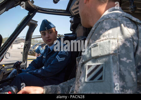 Un cadet de la 180e Escadron des Cadets de l'air, parle à un aviateur de la 3e Brigade d'aviation de combat au cours d'une visite à Hunter Army Airfield 15 mars. Le programme des cadets de Toronto, le Canada dépense chaque march break touring différentes bases d'enseigner les cadets sur les partenariats internationaux et à l'éthos militaire. (Photo de la CPS. Scott Lindblom 3e CAB Affaires publiques) Banque D'Images
