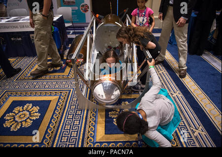 NATIONAL Harbor, MD (avr. 2, 2017) Darby McCoy, 11, fait l'essai d'un sous-marin à propulsion humaine que sa sœur, Jae, 8, et ami, Raphaël Aria 9, et sa sœur Nora, 7, montre, au cours de l'Exposition internationale de 2017 souches de marine, co-parrainé par la Ligue navale des États-Unis et le Bureau de la recherche navale (ONR). L'événement offre des activités pratiques et une introduction de souches de la marine et des possibilités de carrières y compris des informations sur les 2017 courses sous-marin international. Banque D'Images