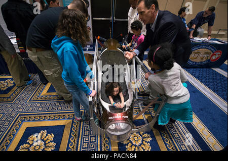 NATIONAL Harbor, MD (avr. 2, 2017) Dan Dozier, vice-président, Fondation pour la recherche sous-marine et de l'éducation, explique comment un sous-marin à propulsion humaine utilisée au cours de l'International International Submarine Race travaille au cours de l'Exposition 2017 de la tige de la Marine, co-parrainé par la Ligue navale des États-Unis et le Bureau de la recherche navale (ONR). Jae McCoy, 8, avec d'autres obtient un premier aperçu lors de l'événement qui offre des activités pratiques et fournit aux élèves du secondaire une introduction à la tige de la marine et des possibilités de carrières. Banque D'Images