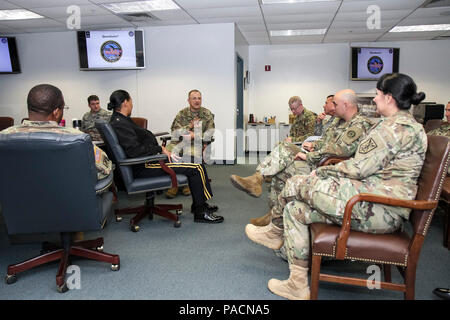 Le général Brian Harris (centre), général commandant de la Force opérationnelle de l'Armée américaine à partir de la 51 Nord (5e Armée), conduit une discussion de groupe avec des hauts dirigeants militaires du Maryland commandes sur les moyens de soutenir l'appui de la défense aux autorités civiles (DSCA) événements pendant une réunion de planification à une installation militaire à Reisterstown, Maryland, le 13 mars. Parmi ceux présents étaient le Général de Phillip Churn, commandant général de la Police militaire pour le 200e, le Colonel Commande Irene Zoppi, commandant adjoint du 200e MP Cmd., et le général de Linda Singh, adjudant général du Maryland. Certains des principaux thèmes abordés Banque D'Images