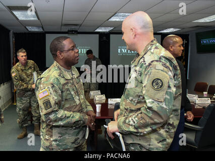 Le général de Phillip Churn, général commandant de la 200e commande de la Police militaire, des entretiens avec un colonel de la Garde nationale Maryland lors d'une réunion avec les chefs militaires du Maryland commandes pour discuter des moyens proactifs d'appuyer conjointement l'appui de la défense aux autorités civiles (DSCA) événements à une installation militaire à Reisterstown, Maryland, le 13 mars. Parmi ceux présents étaient le Général de Linda Singh, adjudant général du Maryland, le général Brian Harris, commandant général de la Force opérationnelle de l'Armée américaine à partir de la 51 Nord (5e Armée), et le Colonel Irene Zoppi, commandant adjoint du 200e MP Cmd. Certains ke Banque D'Images