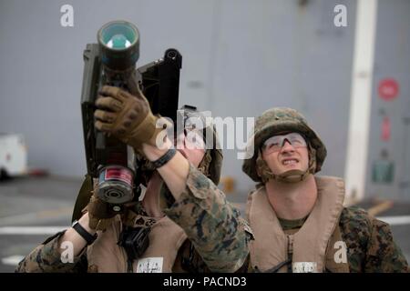 Le sergent des Marines des États-Unis. Ian Keyser et le Cpl. Gregory Johnson, à basse altitude, les canonniers de défense avec 2e Détachement LAAD, Marine Escadron 264 à rotors basculants moyen (renforcée), 22e Marine Expeditionary Unit (MEU), voie un véhicule aérien à l'aide d'un missile Stinger tracking et de manutention formateur à bord du USS San Antonio (LPD-17) 19 mars, 2016. Le 22e Escadron amphibie et MEU Six (PHIBRON-6) sont en cours pour PHIBRON/MEU Intégration Formation. (U.S. Marine Corps photo par le Sgt. Ryan Young/22e Marine Expeditionary Unit/libéré) Banque D'Images