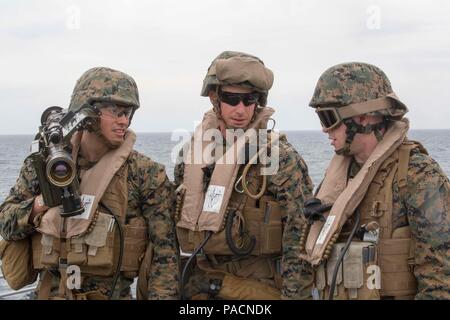 Les Marines Américains (de gauche) lance le Cpl. Enrique Delavega, Cpl. Messier Dakota à basse altitude, les canonniers de défense, et le Cpl. Joseph Currey, un opérateur des opérations d'appui aérien, avec 2e Détachement LAAD, Marine Escadron 264 à rotors basculants moyen (renforcée), 22e Marine Expeditionary Unit (MEU), voie un véhicule aérien à l'aide d'un missile Stinger tracking et de manutention formateur à bord du USS San Antonio (LPD-17) 19 mars, 2016. Le 22e Escadron amphibie et MEU Six (PHIBRON-6) sont en cours pour PHIBRON/MEU Intégration Formation. (U.S. Marine Corps photo par le Sgt. Ryan Young/22e Marine Expeditionary Uni Banque D'Images