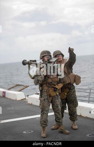 Le sergent des Marines des États-Unis. Ian Keyser et le Cpl. Gregory Johnson, à basse altitude, les canonniers de défense avec 2e Détachement LAAD, Marine Escadron 264 à rotors basculants moyen (renforcée), 22e Marine Expeditionary Unit (MEU), voie un véhicule aérien à l'aide d'un missile Stinger tracking et de manutention formateur à bord du USS San Antonio (LPD-17) 19 mars, 2016. Le 22e Escadron amphibie et MEU Six (PHIBRON-6) sont en cours pour PHIBRON/MEU Intégration Formation. (U.S. Marine Corps photo par le Sgt. Ryan Young/22e Marine Expeditionary Unit/libéré) Banque D'Images