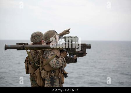 Le sergent des Marines des États-Unis. Ian Keyser et le Cpl. Gregory Johnson, à basse altitude, les canonniers de défense avec 2e Détachement LAAD, Marine Escadron 264 à rotors basculants moyen (renforcée), 22e Marine Expeditionary Unit (MEU), voie un véhicule aérien à l'aide d'un missile Stinger tracking et de manutention formateur à bord du USS San Antonio (LPD-17) 19 mars, 2016. Le 22e Escadron amphibie et MEU Six (PHIBRON-6) sont en cours pour PHIBRON/MEU Intégration Formation. (U.S. Marine Corps photo par le Sgt. Ryan Young/22e Marine Expeditionary Unit/libéré) Banque D'Images