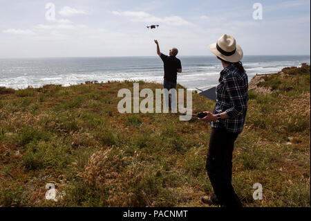 CAMP PENDLETON, en Californie (avr. 24, 2017) Cory Stephenson, président et chef de la large bande des systèmes de détection (BDS), Inc., lance un petit rotor quad plate-forme comme le Dr Rosemarie Oelrich, scientifique, Naval Surface Warfare Center Carderock, utilise un terminal mobile Android pour surveiller en temps réel, les données de la capacité d'évaluation rapide de la guerre des mines (mRAC) installé à bord pendant le navire-terre Manœuvre Exploration et d'expérimentation (S2Me2) Recherche avancée de la technologie navale Exercice (ANTX) 2017 au Marine Corps Base Camp Pendleton, en Californie. L'ONR-TechSolutions-parrainé le mRAC est une menace portatifs Banque D'Images