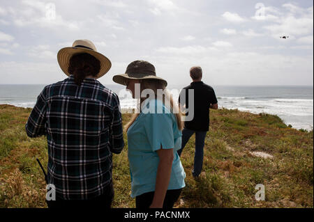 CAMP PENDLETON, en Californie (avr. 24, 2017) Megan Schoenberg, droit, Office of Naval Research (ONR) Conseiller scientifique mondiale à U.S. Marine Corps Forces Command, montres que Dr. Rosemarie Oelrich, scientifique, Naval Surface Warfare Center Carderock, utilise un terminal mobile Android pour surveiller en temps réel, les données de la capacité d'évaluation rapide de la guerre des mines (mRAC) pendant le navire-terre Manœuvre Exploration et d'expérimentation (S2Me2) Recherche avancée de la technologie navale Exercice (ANTX) 2017 au Marine Corps Base Camp Pendleton, en Californie. L'ONR-TechSolutions-parrainé le mRAC est un homme-portable menace detectio Banque D'Images