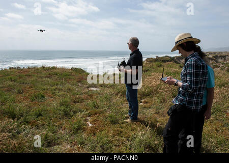 CAMP PENDLETON, en Californie (avr. 24, 2017) Cory Stephenson, président et chef de la large bande des systèmes de détection (BDS), Inc., lance un petit rotor quad plate-forme comme le Dr Rosemarie Oelrich, scientifique, Naval Surface Warfare Center Carderock, utilise un terminal mobile Android pour surveiller en temps réel, les données de la capacité d'évaluation rapide de la guerre des mines (mRAC) installé à bord pendant le navire-terre Manœuvre Exploration et d'expérimentation (S2Me2) Recherche avancée de la technologie navale Exercice (ANTX) 2017 au Marine Corps Base Camp Pendleton, en Californie. L'ONR-TechSolutions-parrainé le mRAC est une menace portatifs Banque D'Images