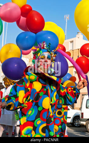 Carnaval. Des gens habillés comme clown et ballons. Isla Cristina. La province de Huelva. L'Espagne. L'Europe Banque D'Images