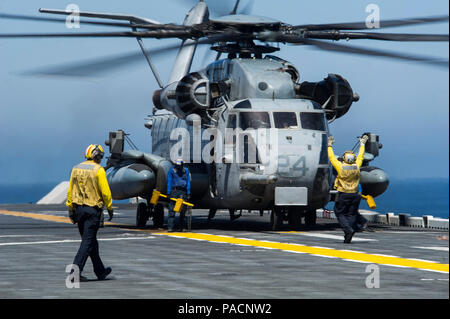 Océan Pacifique (2 mai 2017) marins affectés au navire d'assaut amphibie USS America (LHA 6) se préparer à lancer un hélicoptère CH-53 Super Stallion affecté à rotors basculants Marine (VMM) de l'Escadron 161 (renforcée). Le Groupe Prêt Amphipious America est composé d'Amérique, le landing ship dock amphibie USS Pearl Harbor, le LSD (52) et le quai de transport amphibie USS San Diego, LPD (22). Banque D'Images