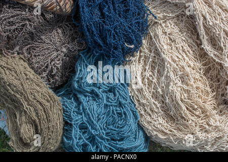 La teinture de laine naturelle dans des pots pour la fabrication de tapis Banque D'Images