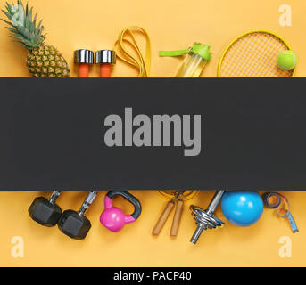 Les appareils de sport et d'aliments biologiques sur fond jaune. Vue d'en haut. La motivation. Copy space Banque D'Images
