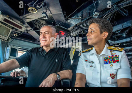 Haïfa, Israël (3 juillet 2017) Le Premier ministre israélien Benjamin Netanyahu, gauche, parle avec le commandant des forces navales, Europe, Adm. Michelle Howard sur les opérations militaires des États-Unis sur le pont du porte-avions USS George H. W. Bush (CVN 77) lors d'une visite au navire. La visite a été menée pour renforcer les relations avec les États-Unis et Israël et les deux nations unies en faveur de la stabilité dans la région. Le navire et son groupe aéronaval mènent des opérations navales dans la sixième flotte américaine zone d'opérations à l'appui de la sécurité nationale des États-Unis en Europe et en Afrique. Banque D'Images