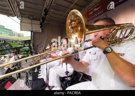 BALTIMORE (4 juillet 2017) le trombone de l'United States Navy Band Commodores effectue lors d'un concert au port intérieur. Le concert fait partie de la fête de l'indépendance. Banque D'Images