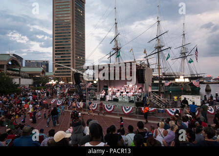 BALTIMORE (4 juillet 2017) l'United States Navy Band Commodores effectue au cours de la fête de l'indépendance à l'intérieur du port. Les Commodores sont le premier ministre ensemble jazz de la Marine américaine. Banque D'Images