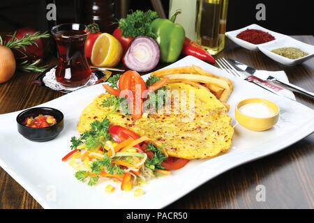 Petit-déjeuner omelette avec frites et garnir Banque D'Images