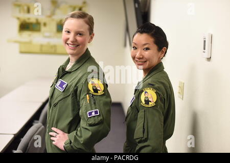 Deuxième lieutenant Alexandra Rea, 490th escadron de combat de missiles ICBM Directeur adjoint de l'équipage, à gauche, et le 1er Lieutenant Elizabeth Guidara, 12e Escadron de missiles, directeur adjoint de l'équipe de combat posent pour une photo après une session de formation à la construction de 500 procédures de missiles, 21 mars, 2016. Au cours de leur affectation, le missileers maintiendra un changement d'alerte de 24 heures pour maintenir un état d'alerte active de notre force de missiles balistiques intercontinentaux. (U.S. Air Force photo/Airman Collin Schmidt) Banque D'Images