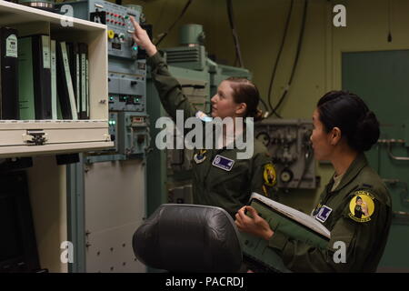 Deuxième lieutenant Alexandra Rea, 490th escadron de combat de missiles ICBM Directeur adjoint de l'équipage, à gauche, et le 1er Lieutenant Elizabeth Guidara, 12e Escadron de missiles de l'équipe de combat Directeur adjoint, effectuer une formation à l'Malmstrom Air Force Base, au Montana, en construction de 500 procédures de missiles, 21 mars, 2016. Au cours de leur affectation, les équipages des missileers maintiendra un changement d'alerte de 24 heures pour maintenir un état d'alerte active de notre force de missiles balistiques intercontinentaux. (U.S. Air Force photo/Airman Collin Schmidt) Banque D'Images