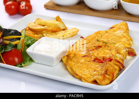 Petit-déjeuner omelette avec frites et garnir Banque D'Images