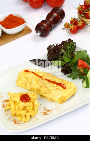 Petit-déjeuner omelette avec frites et garnir Banque D'Images
