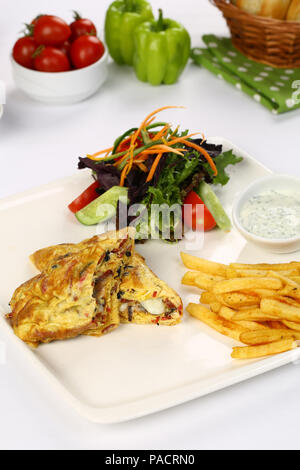 Petit-déjeuner omelette avec frites et garnir Banque D'Images