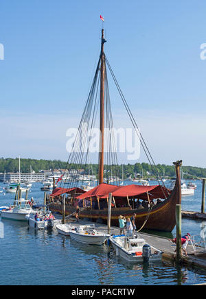 Le 'Draken" une réplique de 115 ft. Navire de guerre viking au town dock à Boothbay Harbor, Maine, USA Banque D'Images