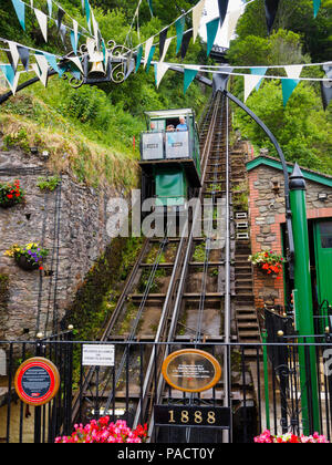 Transport en ordre décroissant à la fin de la 1888 Lynmouth Lynton à Lynmouth cliff railway. Banque D'Images