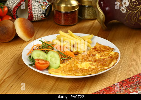 Petit-déjeuner omelette avec frites et garnir Banque D'Images