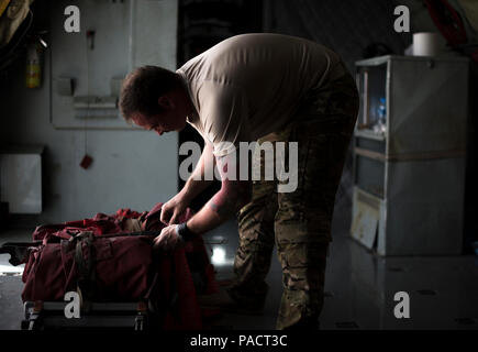 U.S. Air Force Tech. Le Sgt. Jason Stoos, 340e Escadron de ravitaillement en vol expéditionnaire perchman, assure que les éléments mobiles avant de prendre une mission effectuée dans le cadre de fonctionnement inhérents, le 21 mars, la résolution 2016, Al Udeid Air Base, au Qatar. OIR est l'intervention de la coalition contre l'Etat islamique d'Irak et du Levant. (U.S. Air Force photo de Tech. Le Sgt. Nathan Lipscomb) Banque D'Images