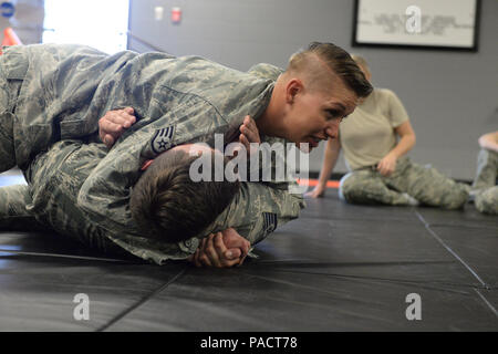 U.S. Air Force combatives Le sergent instructeur Bunkelman Lacey, haut, témoigne de la légitime défense des forces de sécurité et les techniques de retenue sur le s.. Jens Gylland, tant du 119e Escadron des Forces de sécurité, au Dakota du Nord Air National Guard Base, Fargo, N.D., le 15 mars 2016. (U.S. Photo de la Garde nationale aérienne capitaine principal Sgt. David H. Lipp/libérés) Banque D'Images