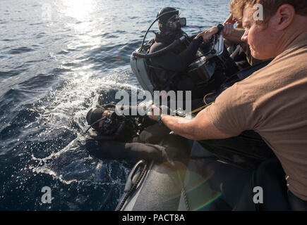 Océan Atlantique (16 août 2000 16, 2017) marins affectés à l'unité mobile de destruction des engins explosifs (EODMU 2), expéditionnaire de la lutte contre les Mines Company (ExMCM Co.) 202, sont mis à l'eau au cours de MARC 16 formation de plongée. ExMCM Co. 202 se compose d'un peloton de EODMU 2 MCM, Mobile et de l'Unité de plongée de récupération (MDSU) 2 systèmes sans pilote, et le peloton de l'océanographie de la marine La guerre des mines Centre (NOMWC) la cellule d'analyse de poste. EODMU 2 fournit des prêts au combat crédible, capable de déployer des forces de NEM n'importe où, n'importe quand à l'appui des intérêts nationaux. Banque D'Images