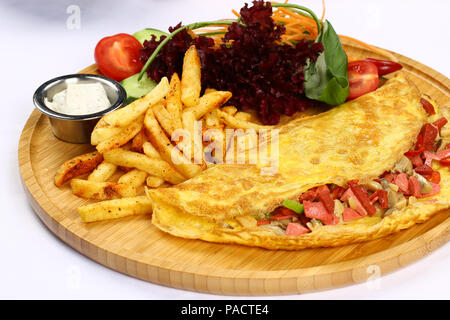 Petit-déjeuner omelette avec frites et garnir Banque D'Images