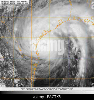 Du Mexique (16 août 2000 25, 2017) A VA-13 image satellite du Naval Research Laboratory prise à 3:07 h HNE montre l'ouragan Harvey s'approchant de la côte du Texas vers le nord-nord-ouest à 10 km/h. Le National Hurricane Center a mis à niveau la tempête d'une tempête de catégorie 3 avec des vents soutenus atteignant de 120 mph. Les prévisionnistes s'attendent jusqu'à 36 pouces de pluie dans certains domaines comme la tempête fait de la terre le long de la côte sud du Texas vendredi soir. Banque D'Images