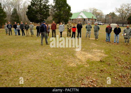 United States Air Force à la retraite Master Sgt. Joseph Dailey, un cadre à l'Université de l'Alabama, les commandes pour les participants au voyage du personnel dans une ligne pour simuler l'être dans la bataille au cours d'un trajet personnel en face de l'Église méthodiste à Shiloh Shiloh National Military Park, Tennessee, le 19 mars. Banque D'Images