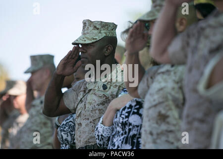 Au cours de la cérémonie de relève et de nomination du 7e Régiment de Marines au champ de bataille du lance Cpl Torrey L. Gray le 18 mars 2016, le sergent-major sortant salue les couleurs nationales pendant que joue l'hymne national. La cérémonie reconnaît la transition de leadership, honore le protocole militaire, et maintient la cohésion et la discipline de l'unité pour les Marines dans le Centre de combat, MAGTFTC. Banque D'Images