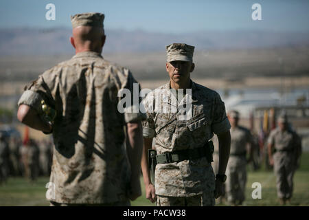 Au cours de la cérémonie de soulagement et de nomination au champ de bataille de lance Cpl Torrey L. Gray, le 7e Régiment de Marines procède à l’échange officiel de l’épée des sous-officiers. Le sergent-major régimentaire sortant transmet les responsabilités au sergent-major entrant sous la supervision du commandant. Cette cérémonie démontre la transition de leadership, la continuité de l'unité, les traditions du corps des Marines et la reconnaissance officielle de l'autorité et de la responsabilité au sein du régiment. Banque D'Images