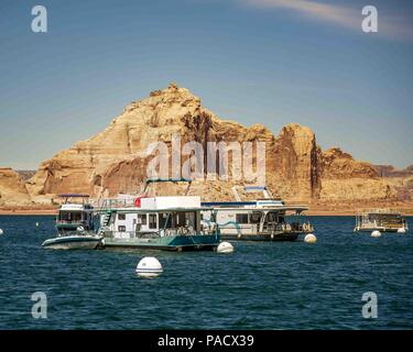 Arizona, USA. 31 mai, 2018. Péniches à quai dans la baie Wahweap Marina au Lake Powell Resort de Page, Arizona, un favori des touristes et vacanciers. Castle Rock, le coloré haute falaise de entrada sandstone, se dresse sur la rive opposée. Credit : Arnold Drapkin/ZUMA/Alamy Fil Live News Banque D'Images