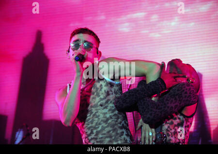 Riga, Lettonie. 20 juillet, 2018. Olly Alexander (L) de la bande de synth-pop britannique Ans et ans fonctionne à arènes dans la ville côtière de Salacgriva, la Lettonie, le 20 juillet 2018. Positivus, connu comme le plus grand et le plus important festival de musique dans les pays baltes, a lieu chaque année en juillet. Credit : Janis/Xinhua/Alamy Live News Banque D'Images