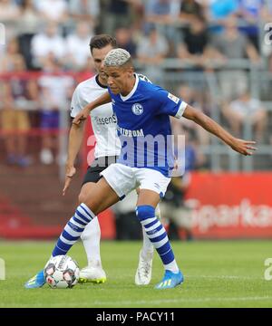 Manger, Deutschland. 21 juillet, 2018. firo : 21.07.2018, Football, 1.Bundesliga, la saison 2018/2019, match amical, SW Essen - FC Schalke 04 Schalke, HARIT Amine, les duels | Crédit : dpa/Alamy Live News Banque D'Images