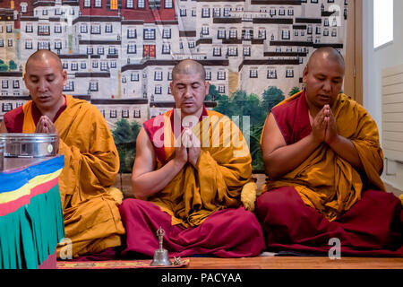 Leeds, UK. 21 juillet, 2018. Moines bouddhistes tibétains du monastère de Tashi Lhunpo sur une tournée britannique à se préparer à la création d'un mandala de sable en priant et en méditant à Harewood House. Ils utilisent une cloche et mudra part des gestes symboliques pour se préparer. Le monastère est en exil, maintenant rétabli à Bylakuppe en Inde du Sud, et est le foyer de près de 400 moines et a Sa Sainteté le Dalaï Lama en tant que patron. La tournée britannique cherche à lever des fonds et de sensibilisation culturelle. © HASNews / Alamy Live News Banque D'Images