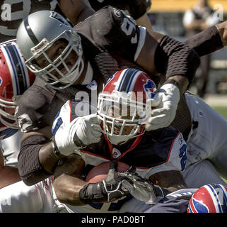 Oakland, Californie, USA. 23 Oct, 2005. Oakland Raiders attaquer défensif Ted Washington (92) s'attaque aux Bills de Buffalo running back Willis McGahee (21) le dimanche 23 octobre 2005, à Oakland, Californie. Les raiders défait les factures 38-17. Crédit : Al Golub/ZUMA/Alamy Fil Live News Banque D'Images